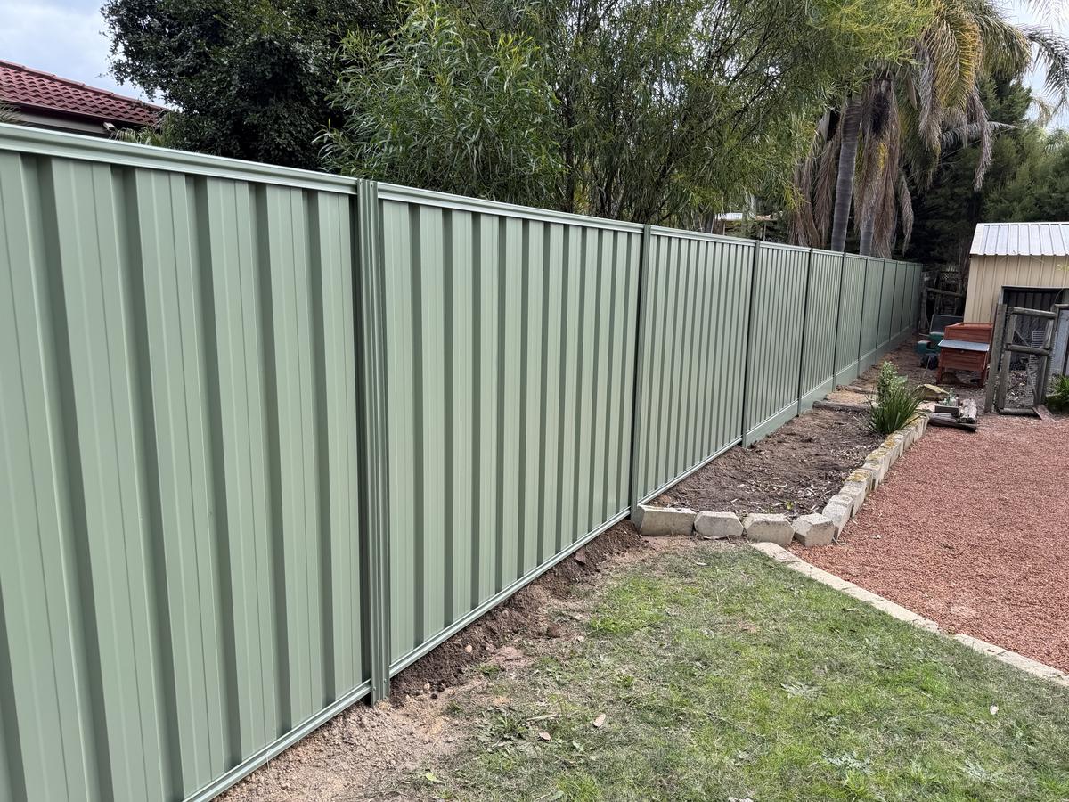 New Colorbond boundary fence