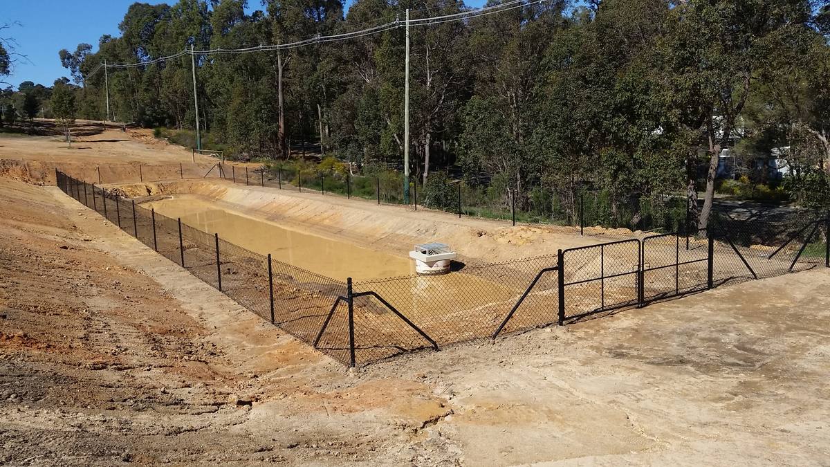 Chainmesh fence and gates on a subdivision